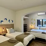 Vilanova - Shared Pool - 12 Guests -