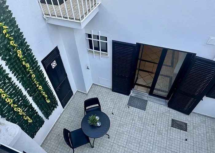 Vilanova - Shared Pool - 12 Guests -
